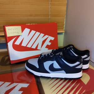 Nike Dunk Low "Georgetown" - WTS  Nike Dunk Low "Georgetown" Bin 2000 Size US 9/ 42,5 DS - Helt nya Kvitto finns från JDsports! Öppen för bid, Meetup i Stockholm eller postas på egen bekostnad. Skriv PM för mer info eller bilder.