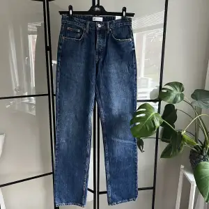 Säljer dessa mörkblå Mid/Low Waist Jeans i storlek 36 från Zara som är slut/säljs inte längre på hemsidan. Säljer dessa då jag köpte två par så jeansen är oanvända med prislapp och är i nytt skick!