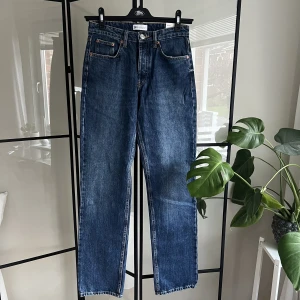 Jeans - Säljer dessa mörkblå Mid/Low Waist Jeans i storlek 36 från Zara som är slut/säljs inte längre på hemsidan. Säljer dessa då jag köpte två par så jeansen är oanvända med prislapp och är i nytt skick!