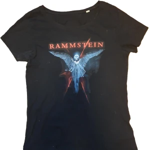 Rammstein tröja - En rammstein tröja i storlek S, tvättas innan post. Pytte litet hål längst ut på tröjan