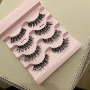 Fyra par söta fransar - Fyra par helt nya fransar. Ganska långa, säljer då de inte riktigt är min stil. 