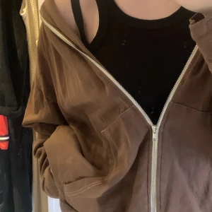 Kofta - Brun oversized kofta i bra skick, skriv för mer info! Köparen står för frakt 