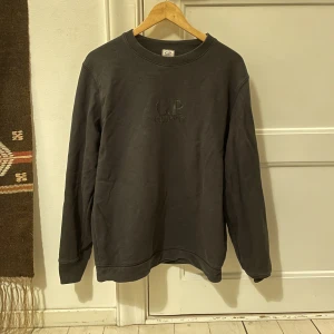 Cp Company tröja - Fet Cp Company tröja i perfekt skick! Storlek M-L. Äkta, då QR-koden skannats och bevisat att plagget är äkta. Perfekt skick, inga defekter. Möts i Malmö och tar Swish, står ej för frakt eller postens slarv!