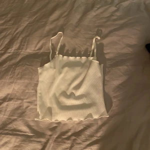 vitt linne bikbok - supersött linne som inte kommer till någon användning, strl xs och i fint skick🥰 Spårbar frakt 54kr!