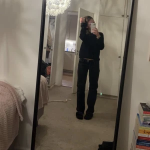 Svarta low arrow jeans  - Säljer ett par ass snygga low Rise jeans från weekday som är slutsålda och jättetrendiga!!! Säljer då jag inte använder dem längre. Skriv för mer detaljer ( är 163 cm lång och har vanligtvis strl 36 i jeans )