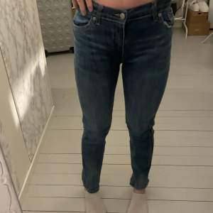 Fina low waist jeans i bra skick från Levis. Använda fåtal gånger och säljs då dem inte passar längre🤍 De är i barnstorlek 14A🤍 De har resår i midjan som går att justera som man vill🤍 Nypris: 500 kr. De skulle gå att sy om! Kontakta vid frågor!🤍