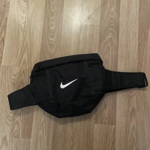 Magväska Nike - Magväska från Nike, inköpt i en vintagebutik i Rom