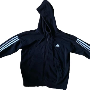 Adidas hoodie - Super söt adidas hoodie. Jätte fin o bra skick men inte riktigt min stil