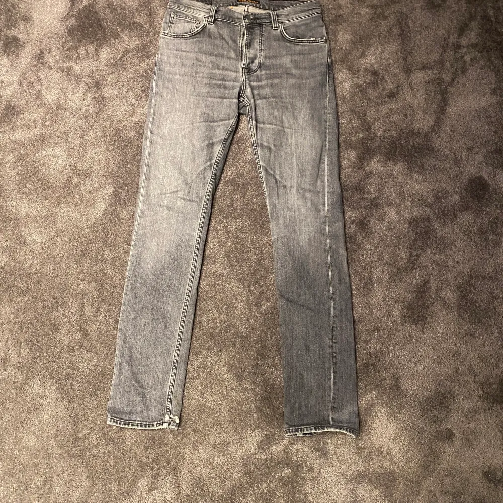 Säljer mina nudie jeans då dom är för små. Enda defekt är hål vid slutet av ena byxa. Endast träff i Göteborg fraktas ej. Storlek w32 L 34. Jeans & Byxor.