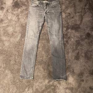 Säljer mina nudie jeans då dom är för små. Enda defekt är hål vid slutet av ena byxa. Endast träff i Göteborg fraktas ej. Storlek w32 L 34