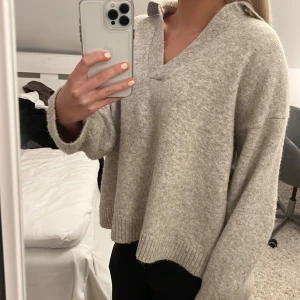 Stickad tröja - Jätte fin stickad tröja ifrån H&M. Nästan aldrig andvänd och i nyskick. Säljer för endast 300kr. Hör av dig om du är intresserad💕💕