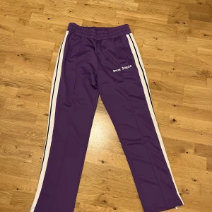Palm angels byxor - XL (passar L) - Palm angels byxor storlek XL passar L Nya och aldrig använda  Kvitto finns Säsong 2019/2020
