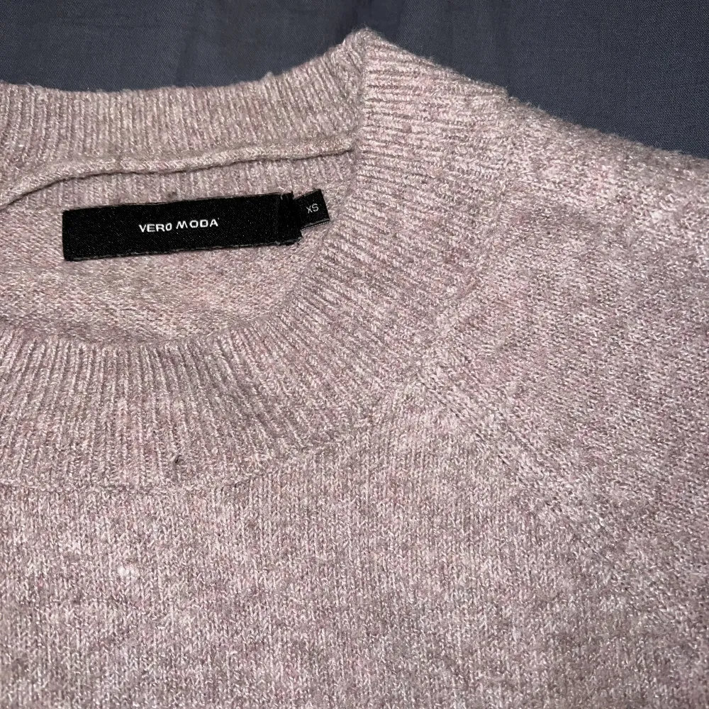 Säljer denna populära stickade tröja från vero Moda i strl xs, svårt att se färgen på första bilden, men en fin ljusrosa/lila färg💓. Stickat.