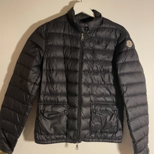 Moncler jacka  - Säljer min fina Moncler jacka i modellen ”lans short down jacket” och som ny kostar 8235 kr! Den kommer tyvärr inte till användning längre. Säljs i befintligt skick.  