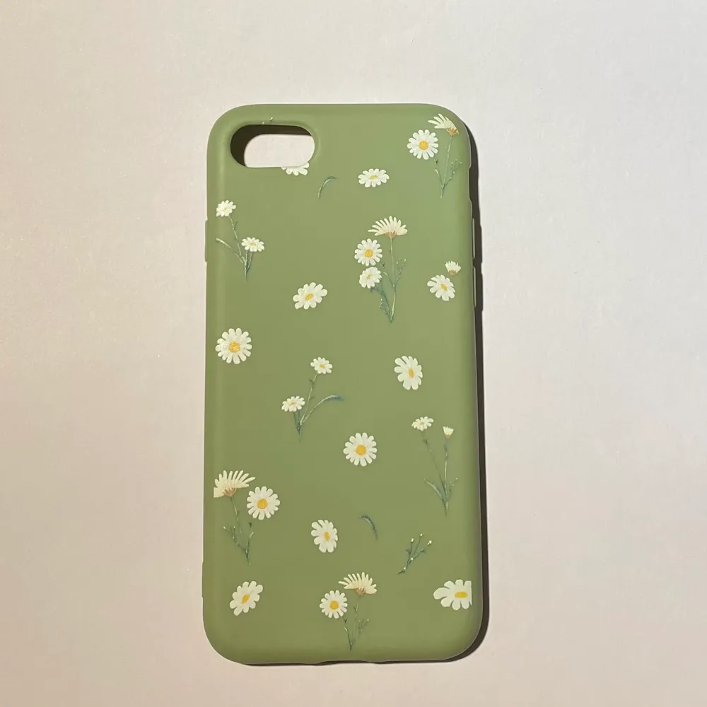 En jätte fint mobilskal i den här underbara gröna färg med somriga blommor 🌼Till iPhone 6, 6S, 7, 8 och SE. Aldrig använd. . Accessoarer.