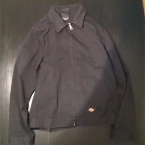 Dickies Jacka - Svart Dickies jacka. Hål längst ner på vänsterarmen (bild 3).