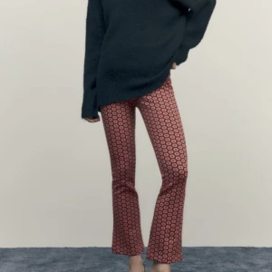 Zara kostymbyxor - Ett par coola och unika kostymbyxor ifrån zara i storlek xs som är super fina till en basic tröja på både vintern och sommaren. Byxorna är oanvända men säljs pågrund av fel storlek på mig🫶🏼