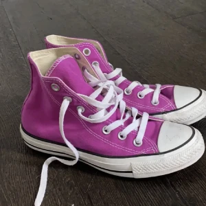 Lila converse!  - Jättefina skor som är använda några gånger. Jättesnygg färg och perfekta nu mot våren! 💕