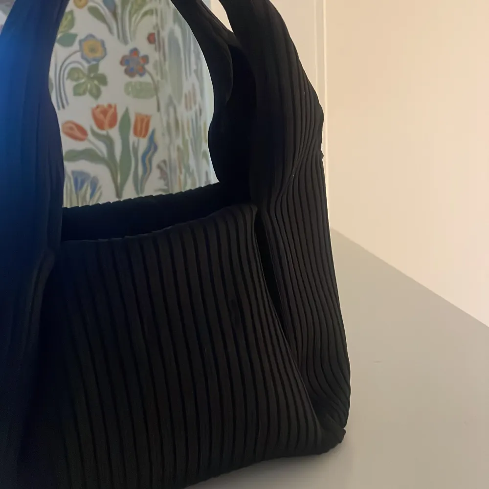 Säljer min jättefina Zara väska, nypris 499:-. Använd fåtal gånger tyvärr då jag använder andra väskor, men den är super härlig! Bottega inspirerad ”stel” svart väska med stark magnet som försluter väskan säkert dvs sakerna ramlar ej ut! . Väskor.