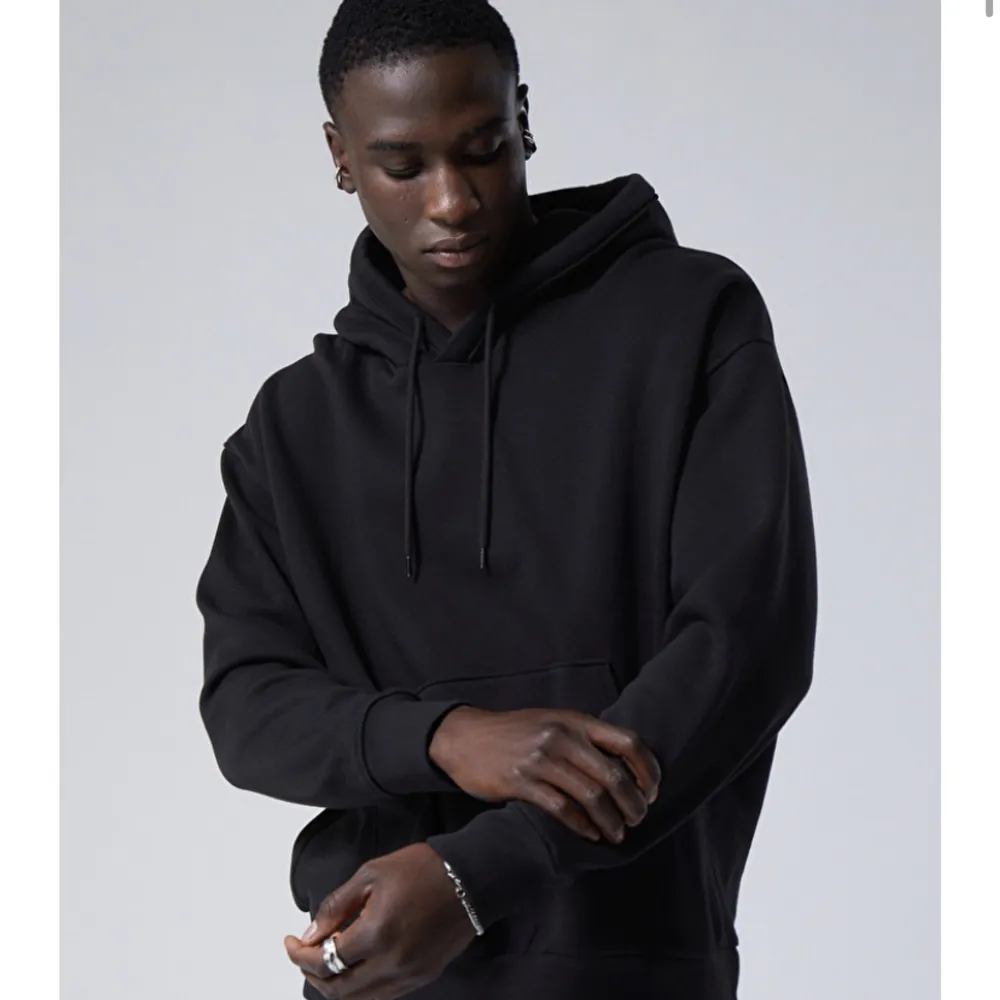 Säljer en super fin basic svart hoodie från weekday! Passar mig som har s/xs oversized.. Hoodies.