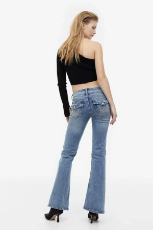 H.M flared low jeans - Säljer min mina lågmidjade från h.m efter som dom är för stora för mig. Använda ca 3 gånger. Bra skick* De är storlek 32 och jag är 165 och dom passar bra i längden men är för stora o midjan. Mycket fina. Säljer för 219kr köpta för 299kr 