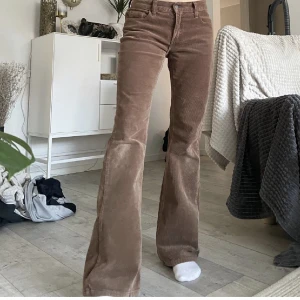 Lågmidjade manchester - Ett par lågmidjade utsvängda manchesher byxor (bootcut)☺️ min syster på bilden är 175 cm lång!❣️ de är i strl 8 / S! Från märket St john’S bay! Unika!!!! Första bilden är lånad men visar passformen bra!