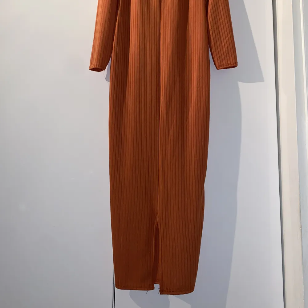 Helt ny super snygg klänning, aldrig använd. Den är orange bilderna visar mer på brunaktig färg. Etiketten finns kvar på plagget. Passar perfekt till sommaren 👌🏽 . Klänningar.
