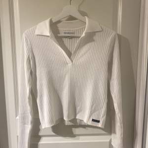 Fin vit tröja från Calvin Klein💞Endast använd en gång😊(Köparen står för frakten)