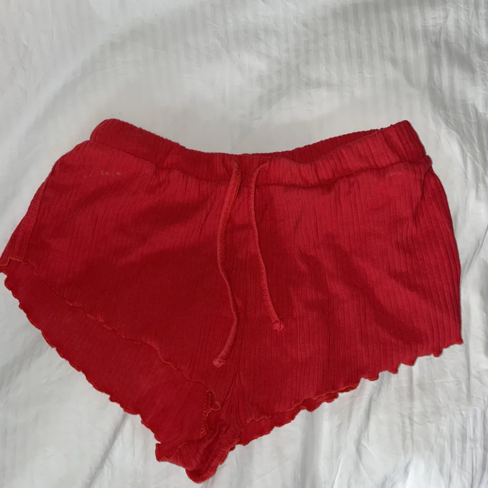 röda pyjamasshorts med texten ”aries” (alltså vädur) på rumpan ❤️‍🔥 aldrig använda så i nyskick, passar mig som vanligtvis är storlek S & men de är stretchiga så även medium!. Shorts.