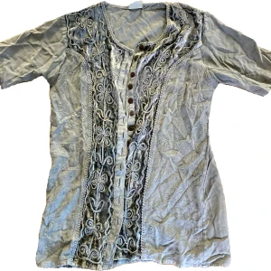 Hippie / fairy kofta - Kofta, khakifärgad med broderade detaljer. Osäker på vad den är för storlek då det står ”free size”. Men skulle uppskatta kanske M?