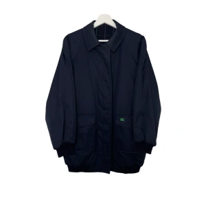 Vändbar burberrys jacka  - Perfekt skick inga som helst brister! Storlek medium 