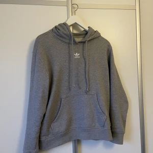 Adidas hoodie  - Oanvänd  Storlek 38