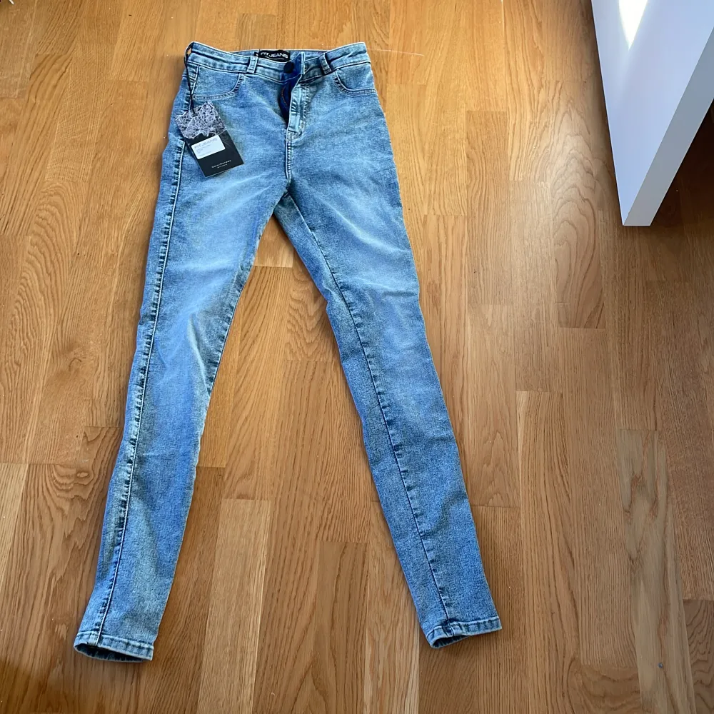 Nya jeans med otroligt mycket stretch, passar någon som är stolek S. Väldigt formgivande byxor 🔥. Jeans & Byxor.
