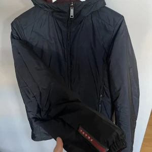 Prada jacka  - Prada reversible nylon jacket i storlek S, passar S/M. Från AW2016 i mycket bra skick. Mer bilder finns 
