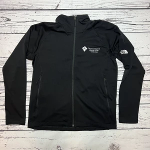 The North Face Overshirt Svart - Märke: The North Face  Typ: Overshirt  Färg: Svart  Kroppstyp: Unisex  Skick: Mycket Bra     Sparande av miljö  29x lägre utsläpp jämfört med ny vara  Sparat vatten ca 300 liter  Sparat CO2 ca 6.5 kg