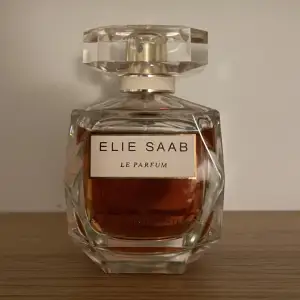 Otroligt god doftande parfym från Elie Saab. Originalpris: 1949kr, mitt pris: 900kr. I bild 3 ser du noterna på parfymen. Parfymen är knappt använd och nästan allt är kvar. Skriv om du har frågor eller är intresserad av att införskaffa en ny parfym!