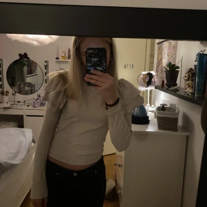 tröja  - jätte fin tröja med volang på axlaran. Ett väldigt bra skick! ljus beige färg ❤️