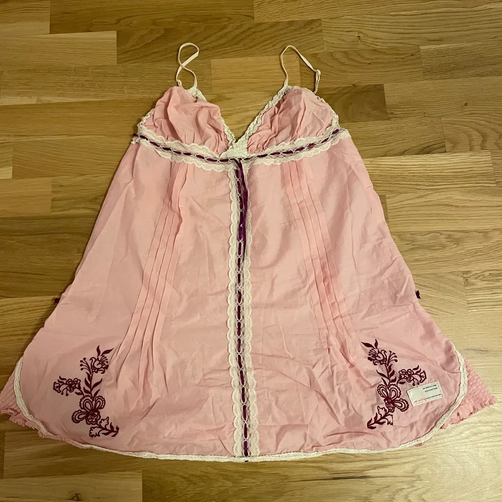 Säljer denna superfina klänningen från Odd molly! Den är ganska kort och funkar även att använda som linne, säljer den då den inte kommer till användning. Använd fåtal gånger så i bra skick, storlek 1 vilket motsvarar storlek S!. Klänningar.