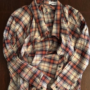 AMBUSH Off Shoulder Shirt (ssense exklusiv)  - Stor och lång passform från japanska AMBUSH. Knappar på rygge. Ingen flaw. 100% bomull. Tag medföljer.  Pm för fler bilder och frågor! Kram!❤️