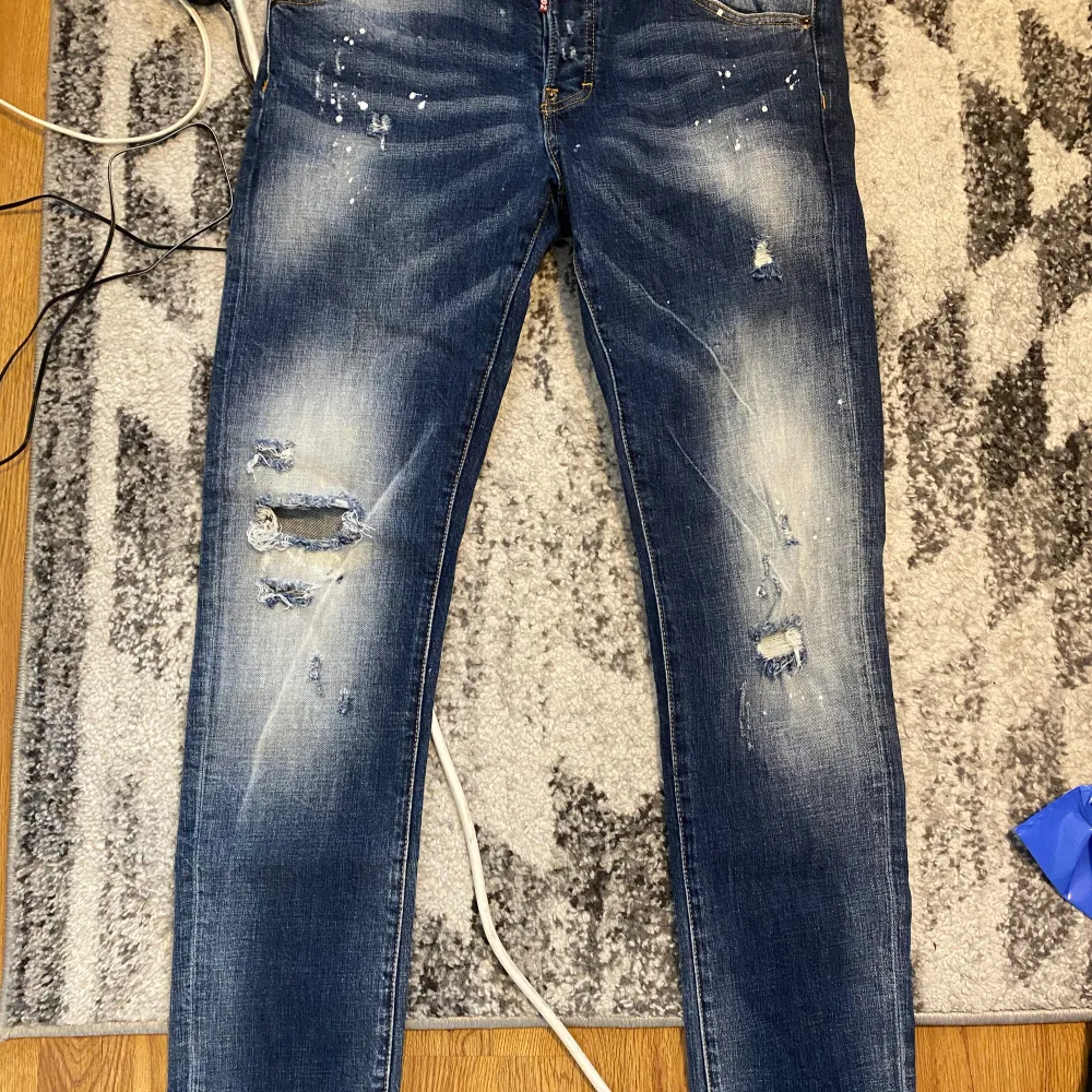 Ett par äkta blå Dsquared2 jeans sällan använda i storlek 50. Säljer för 1000.. Jeans & Byxor.