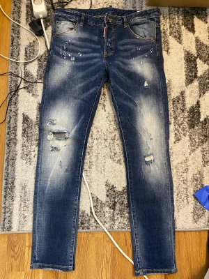 Dsquared2 Jeans storlek 50 - Ett par äkta blå Dsquared2 jeans sällan använda i storlek 50. Säljer för 1000.