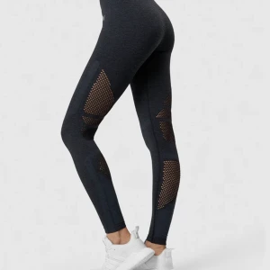 Iciw mesh tights - Säljer dessa mörkblå melerade mesh tights i stl M från iciw! De finns inte längre kvar på deras hemsida💗 använd fåtal ggr så i nyskick💖