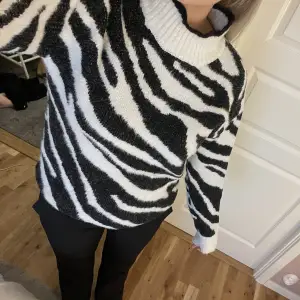 Jättegosig zebramönstrad tröja från NA-KD💕