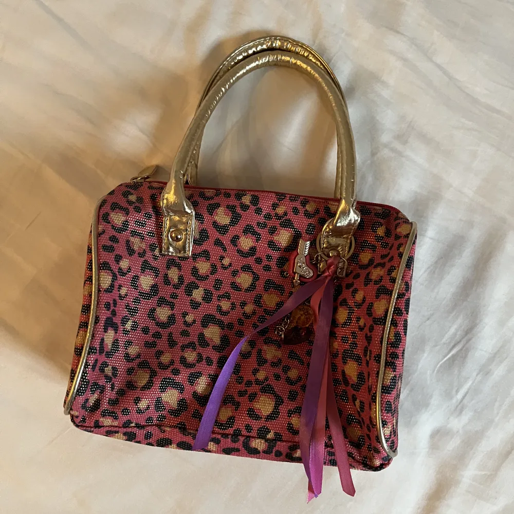Cool leopard print väska i rosa ocv guld, relativt liten men supergullig, aldrig använt!. Väskor.