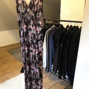 Somrig klänning  - Köpt klänning från zalando, använd litegrann.  Lite tråd sticker ut vid axelbanden (se bild) anners i bra skick. 