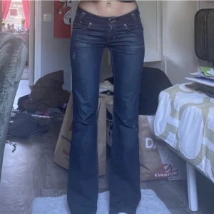 Lågmidjade Bootcut jeans - Första bilderna är lånade! Säljer dessa lågmidjade bootcut jeans jag köpt på plick, eftersom de är för små. Jag är 161 och de slutar lite nedanför hälen på mig. Tveka inte på att höra av dig! Pris kan alltid diskuteras! 
