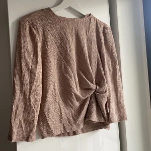 Blus med knyt - Fin blus med knyt framtill. Blekrosa, stl xs.
