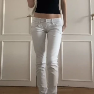 Jeans! - Lågmidjade snygga jeans från Only, jag på bilderna är 174cm och de passar i längden, färgen ser vit ut men har även lite blå nyans