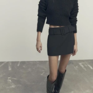 Kjol med shorts - As skön kjol med shorts från zara men som är helt slutsålda. Skärpet går även att ta av från kjolen!