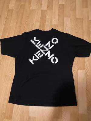 Kenzo T-shirt använd max 10gånger Köpt för 1000kr på Kenzos sida Lite oversized än en vanlig t shirt (Kom med ett gemensamt pris)